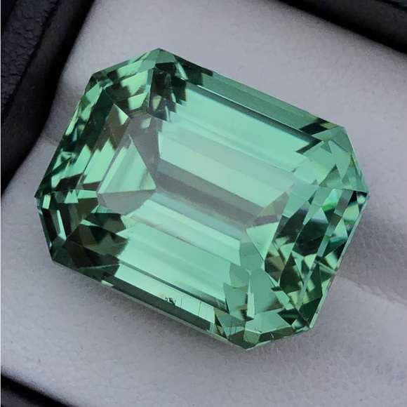 44.52 (CT)CERTIFIED Natural Green Spodumene Cut Gemstone - Picture 3 of 17